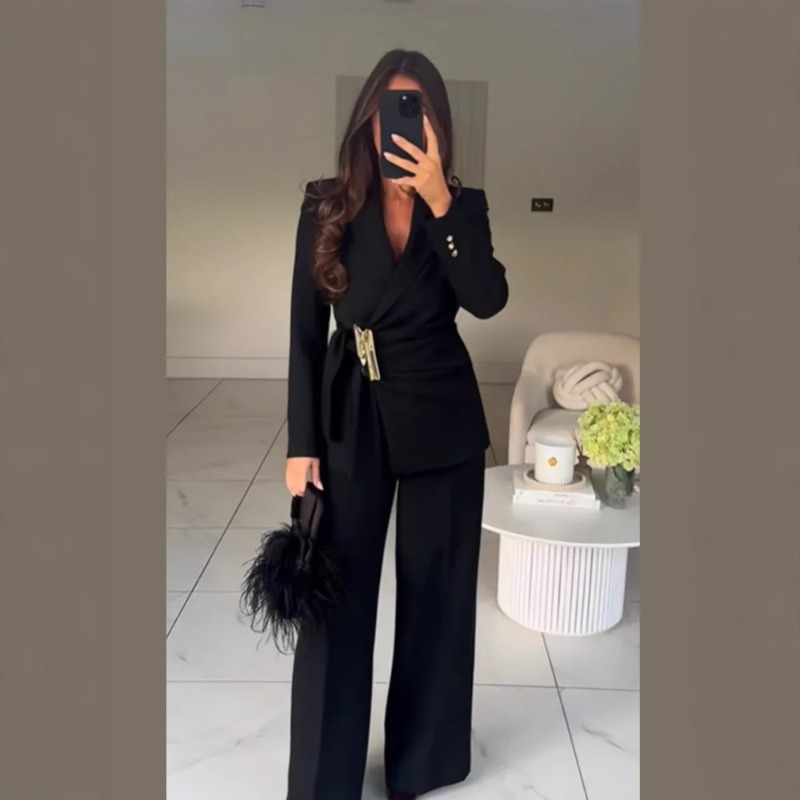 Winter Clothing Deals - طقم بدلة نسائية من قطعتين مع