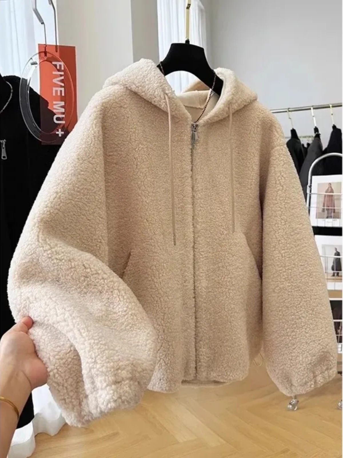 Winter Clothing Outlet - جاكيت نسائي فاخر من صوف الحملان