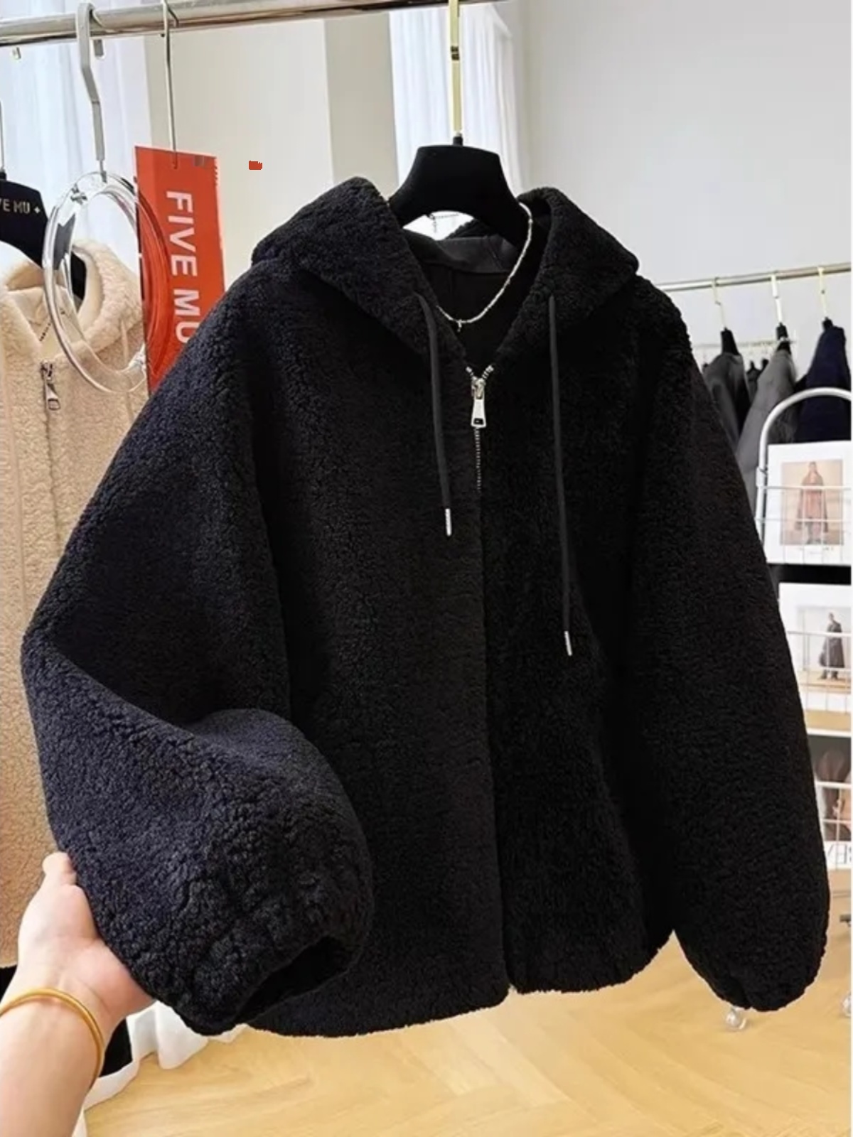 جاكيت نسائي فاخر من صوف الحملا - مراجعة Winter Clothing Outlet وسعره